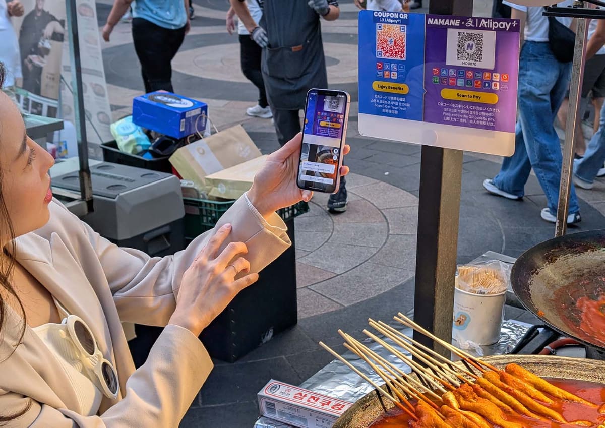 店舗に掲示されたQRコードをPayPayアプリで読み込み、金額を入力することで支払いを行なえる