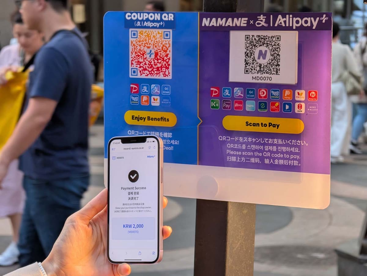 明洞エリアの屋台はNAMANEという企業がアクワイアリングを行なってAlipay+加盟店を開拓をしている。9月30日以降に掲示されるアクセプタンスマークにはPayPayが追加される。支払い後はコリアウォン(KRW)での決済金額が表示されるが、PayPayアプリでは日本円での支払額がすぐに確認できるため、「請求金額がいくらか心配」といった懸念がない