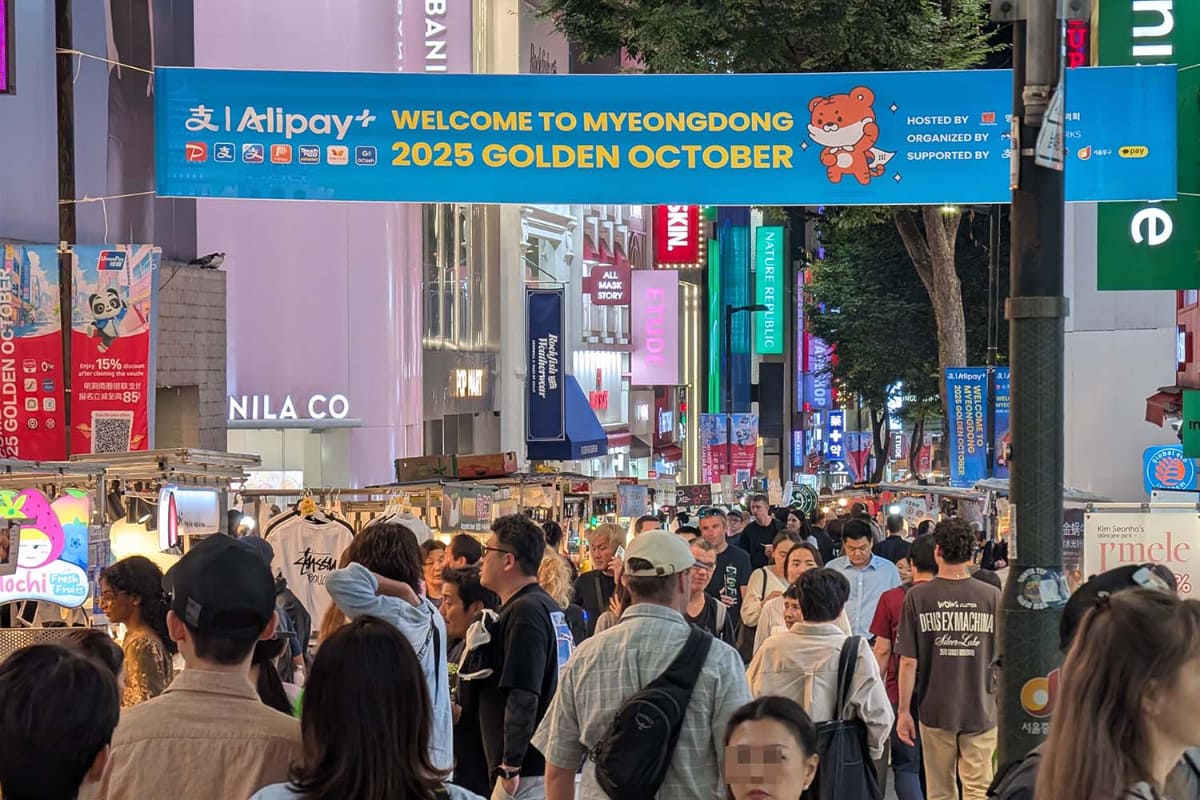 10月初旬は中国圏でのゴールデンウィーク(大規模連休)にあたり、明洞の街にはそれを見越したAlipay+のポスターが随所で確認できた