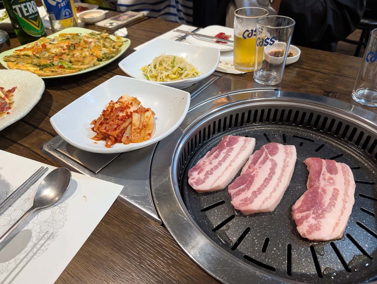 韓国料理店でサムギョプサル(豚肉の焼き肉)を楽しむ。主な支払い手段はクレジットカードだと思われるが、Alipay+対応店舗ならPayPayでも支払える