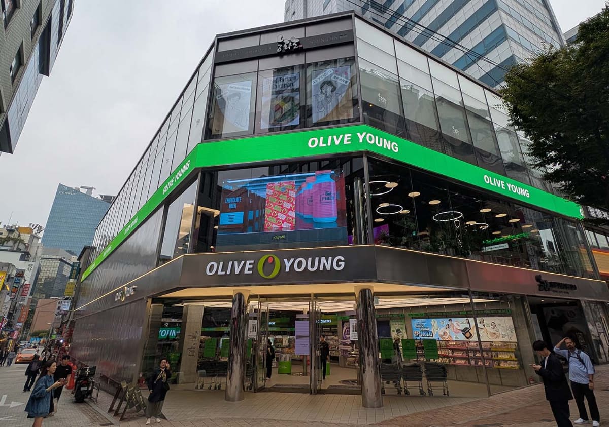 明洞にあるOLIVE YOUNGの大型店