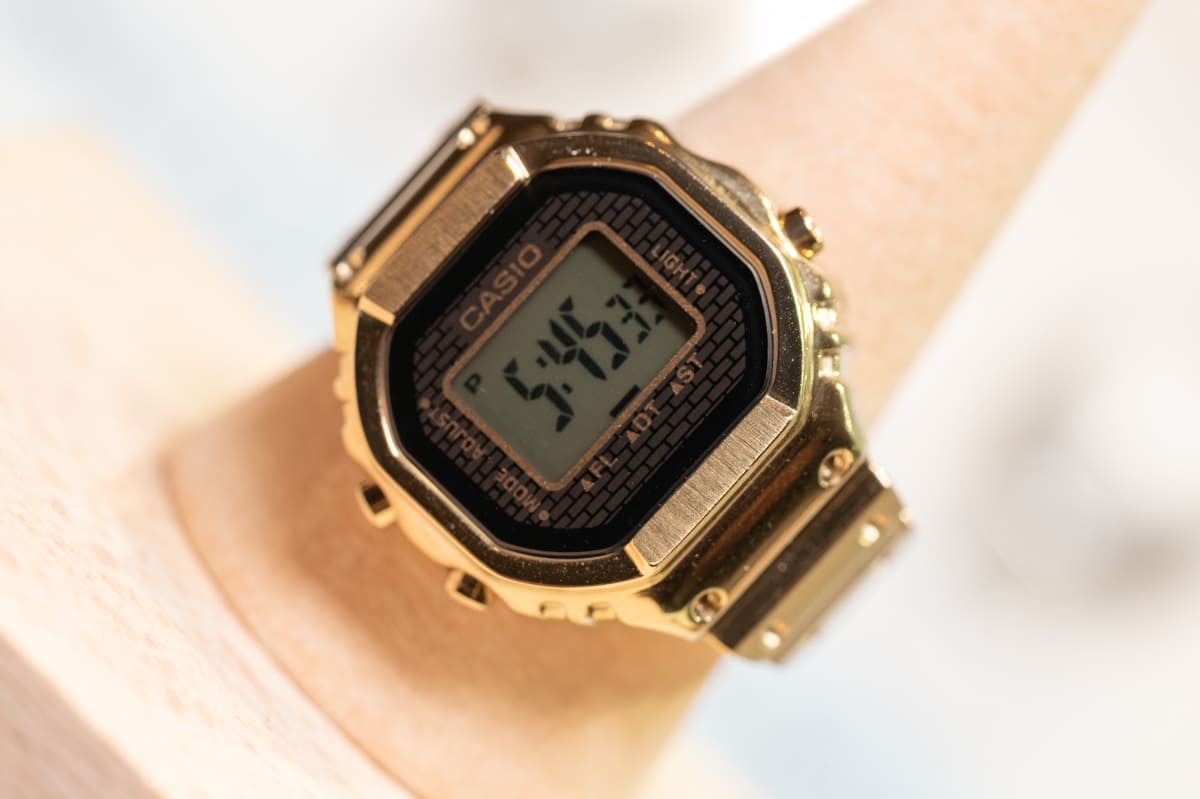 2024年12月発売の「CRW-001-1JR」(左)、今回発売の「CRW-001G-9JR」(右)