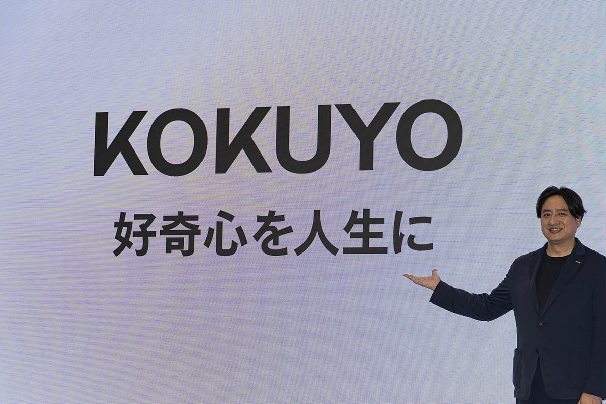新しいロゴとコーポレートメッセージを披露するコクヨ 代表執行役社長 黒田英邦氏