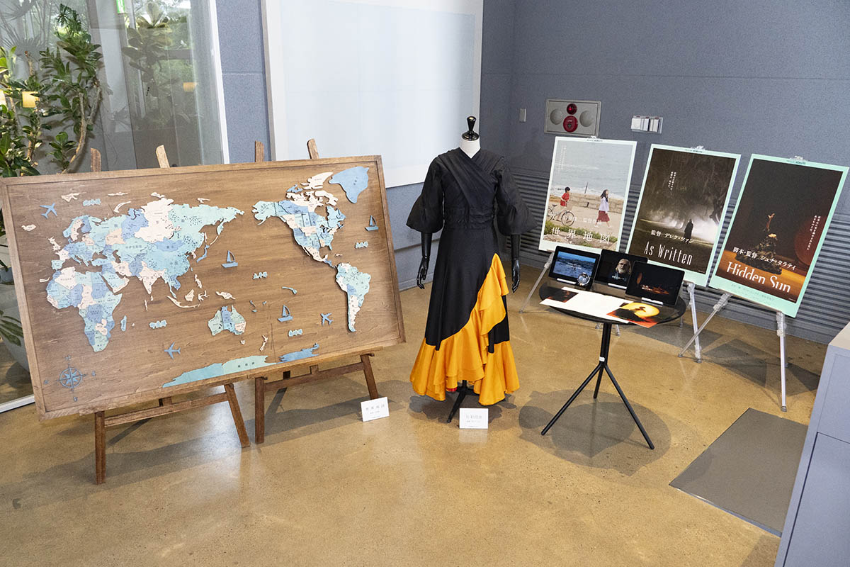 発表会では映画で使用された小道具などが展示された