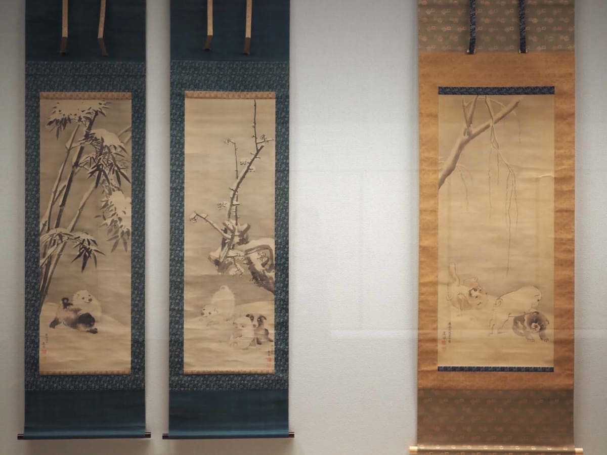 展示風景。安永7年(1778)、円山応挙が40代半ばで描いた《雪柳狗子図》個人蔵(写真右)