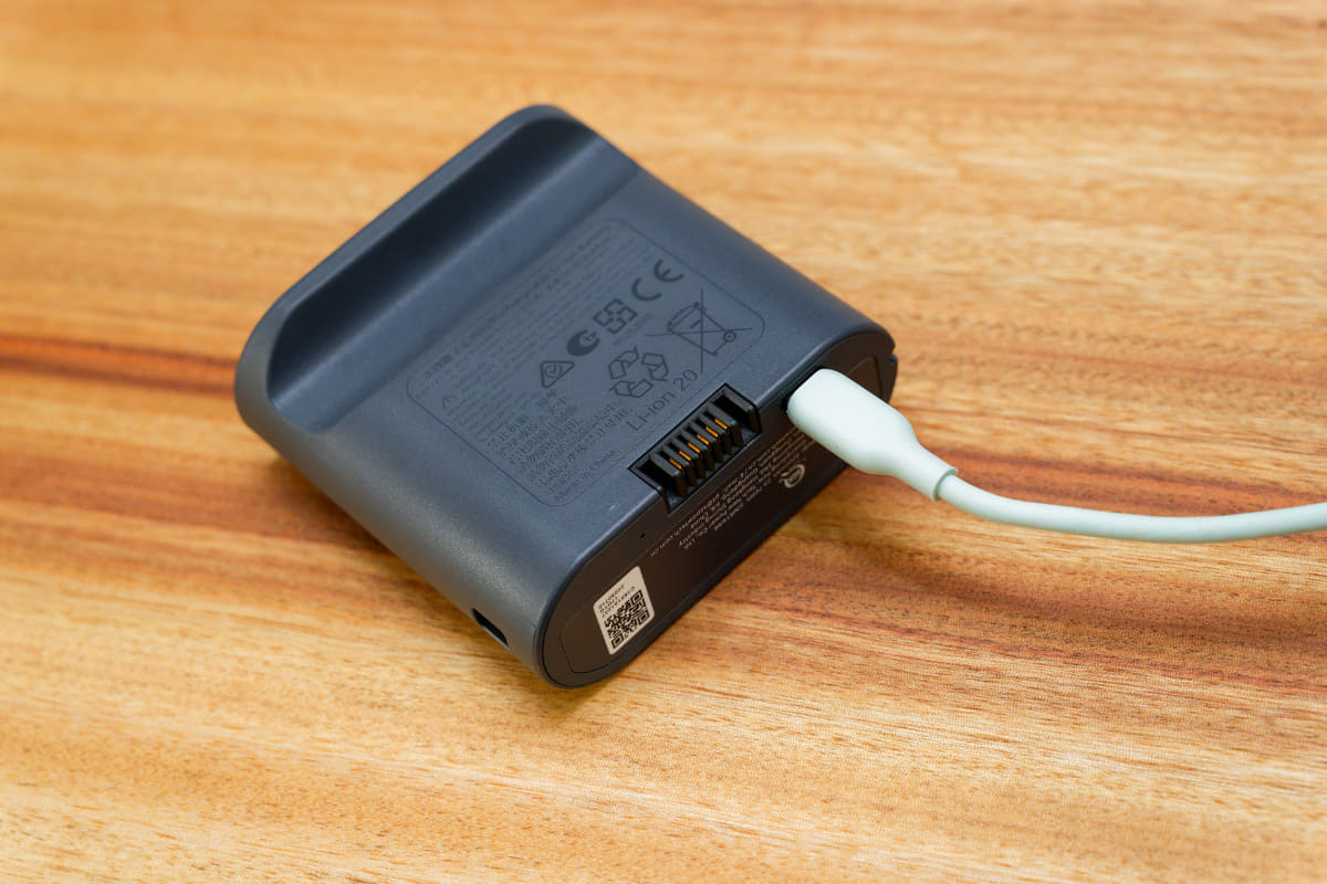 これをUSB充電器などで充電