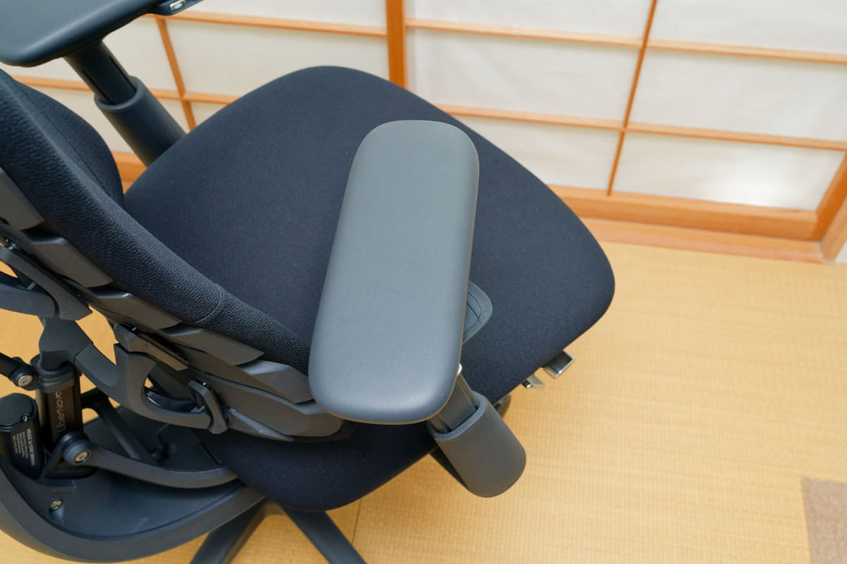 アームレストの左右角度の調整幅も広い