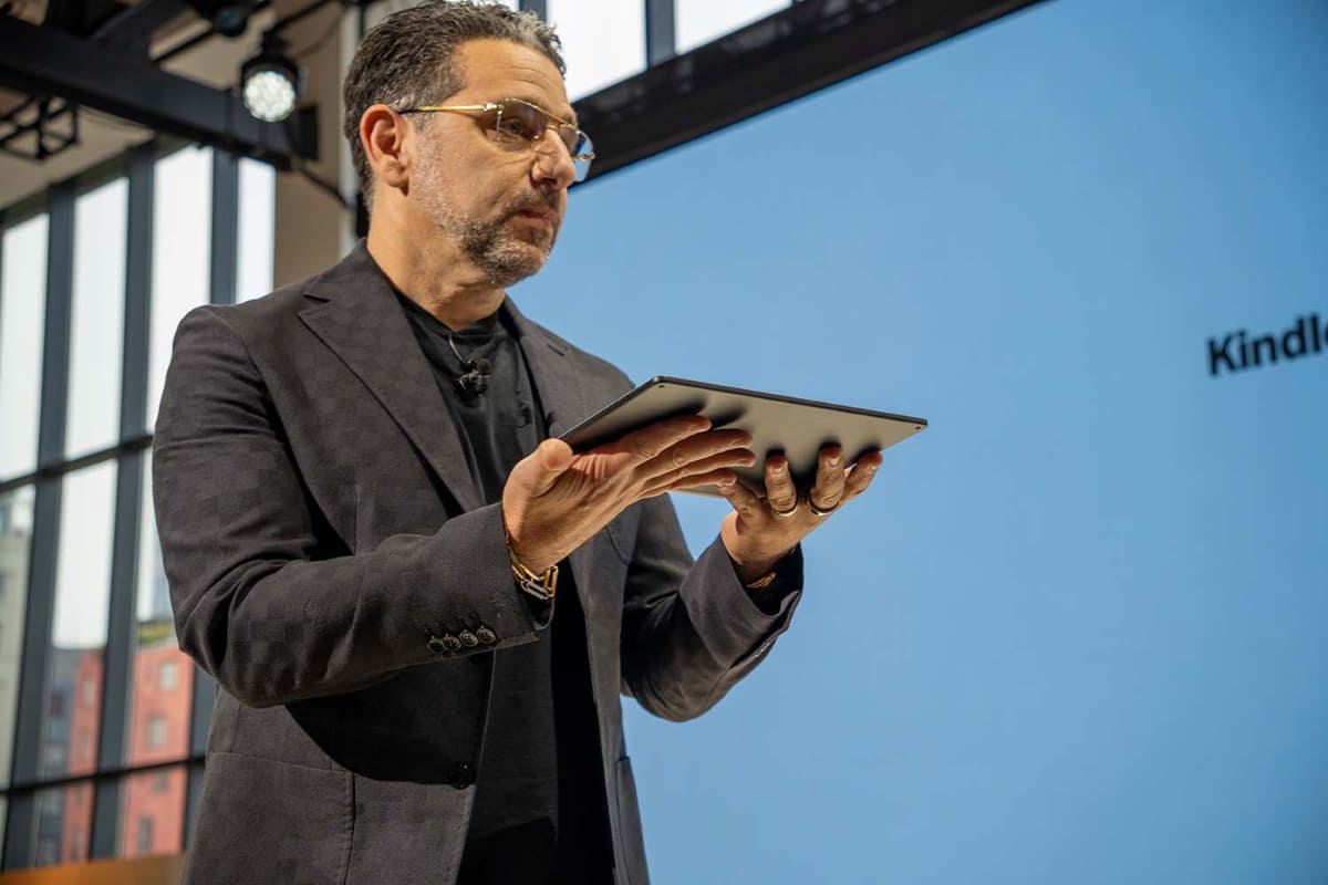 薄くなったKindle Scribeを持つパネイ氏