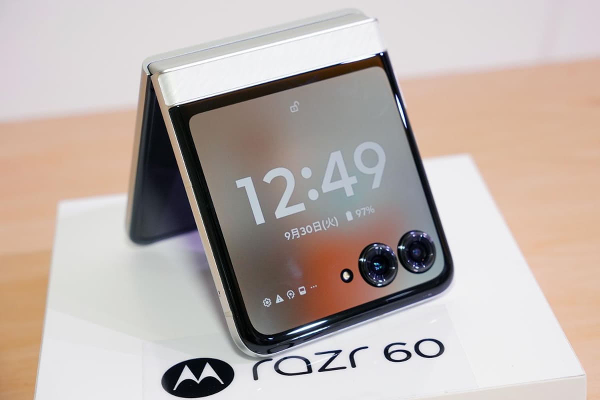 10月10日に販売がスタートするrazr 60。ドコモからはrazr 60d、ソフトバンクからはrazr 60sとして発売される