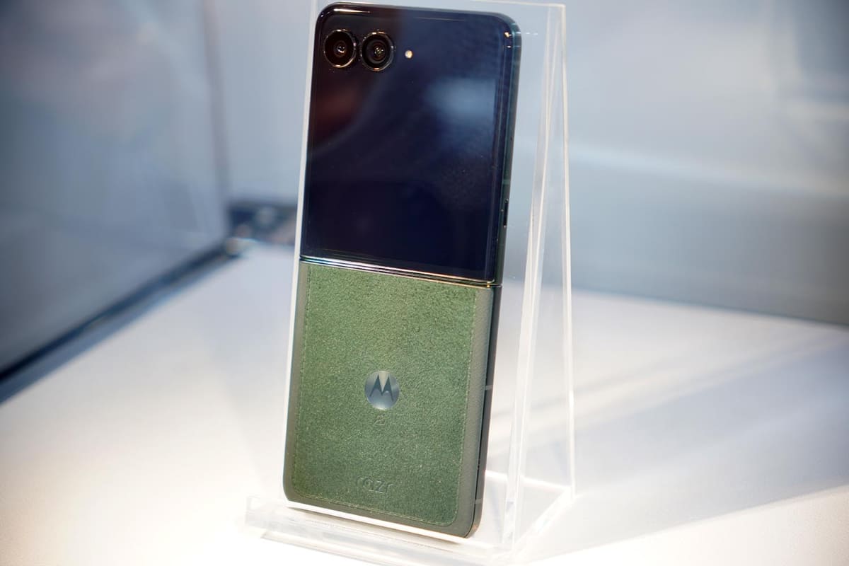 チップセットのスペックがより高く、外側ディスプレイのサイズも大きなrazr 60 ultraは、auでの販売が決定した