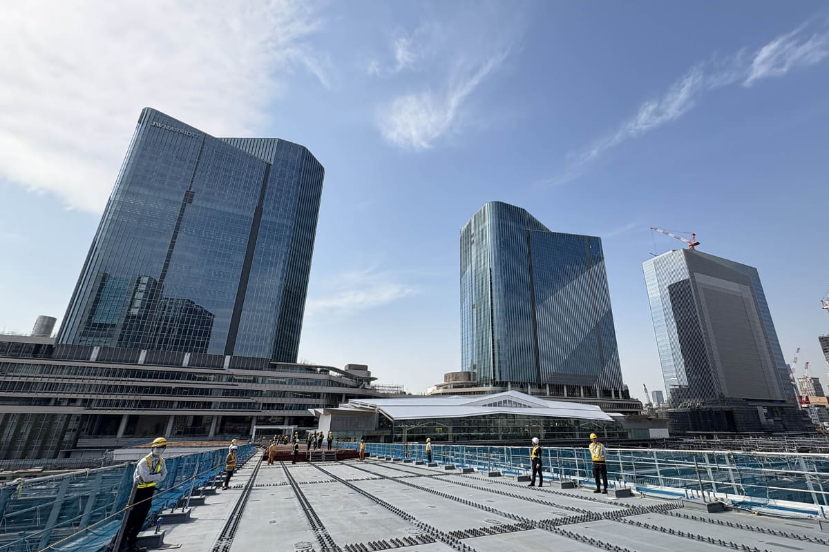 TAKANAWA GATEWAY CITY。左からTHE LINKPILLAR 1 NORTH/SOUTH、26年春に開業するTHE LINKPILLAR 2(25年3月撮影)