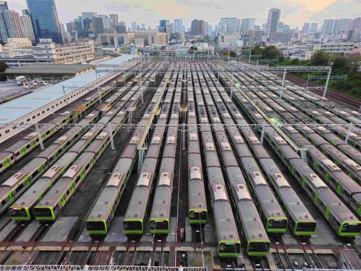 施設内から見下ろす山手線車両基地の早朝の様子