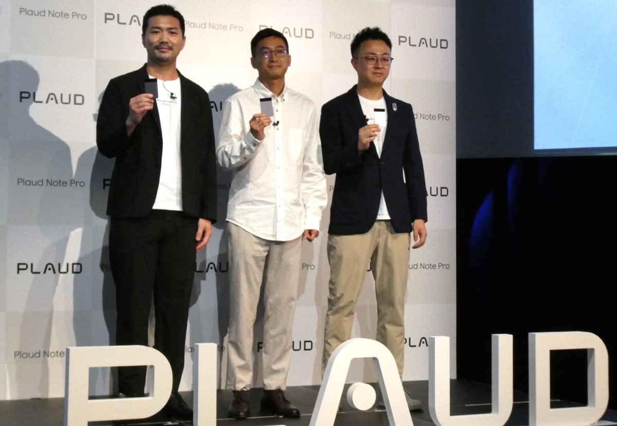 左からPLAUD Sales Directorの鈴木 直幸氏、PLAUD Inc. CEO 兼 PLAUD株式会社 代表取締役のネイサン シュー氏、 ジェネラルマネージャーの ワトソン ザン氏