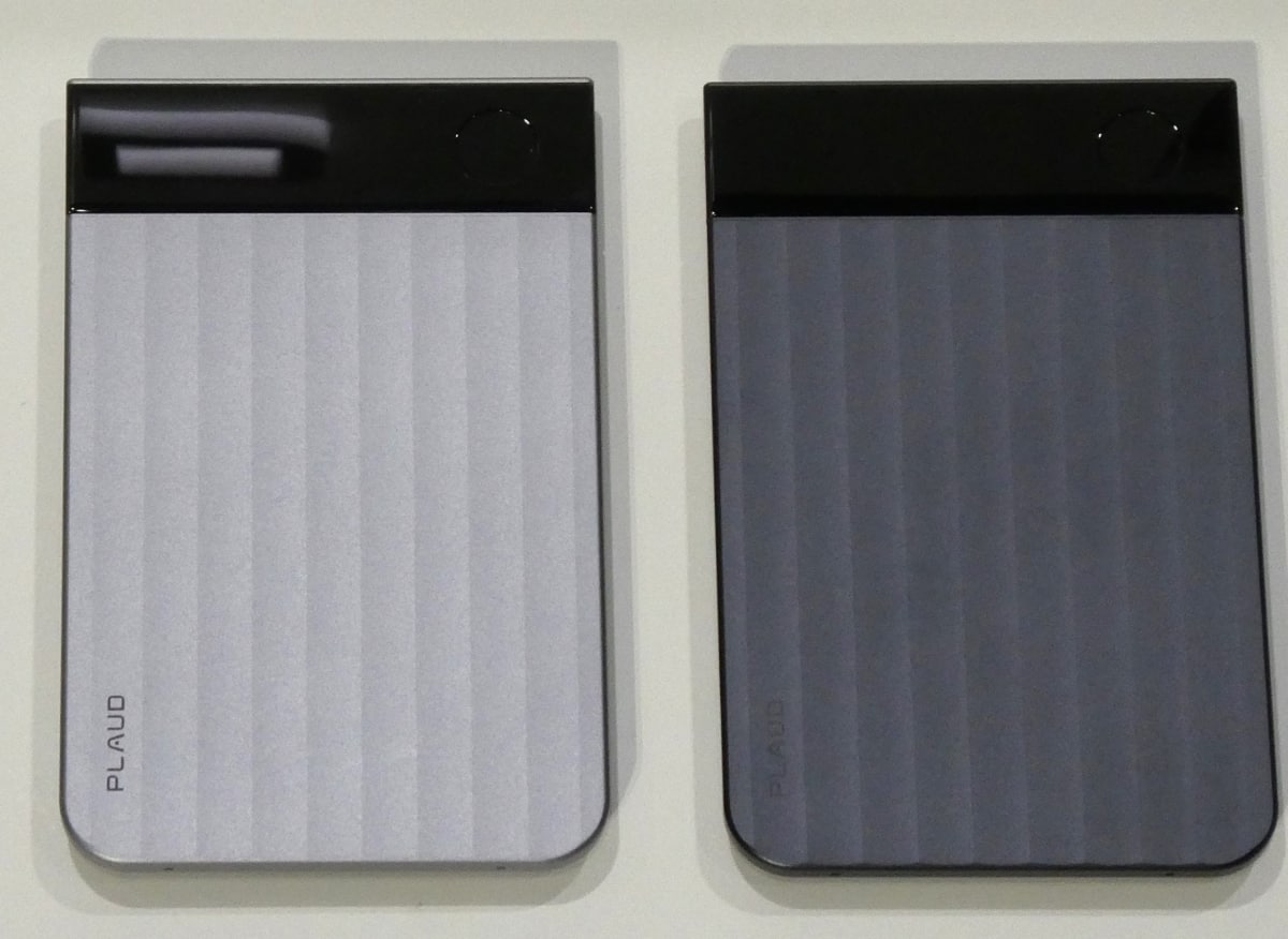 左からシルバー、ブラック。