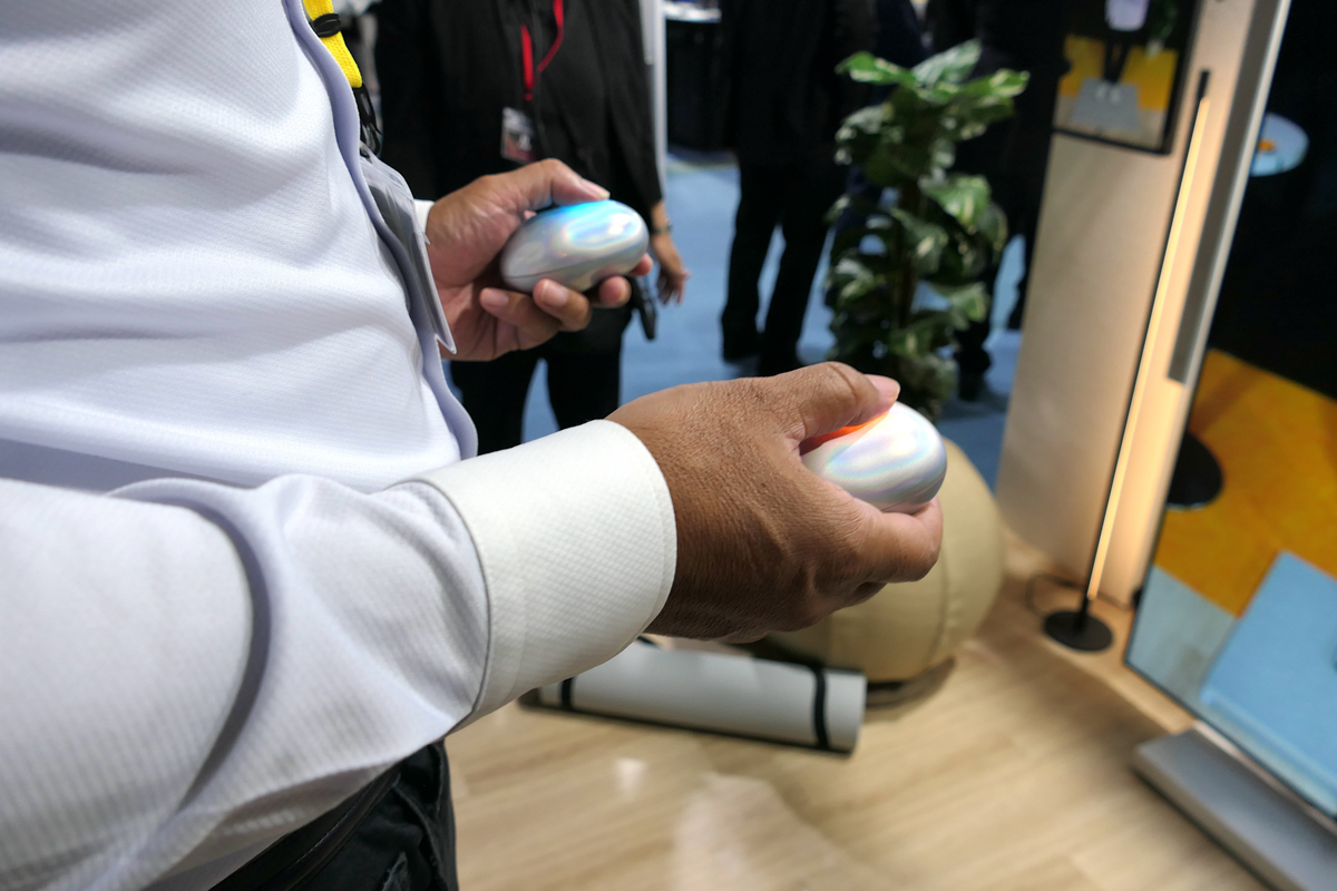 両手に持つと振動が伝わる