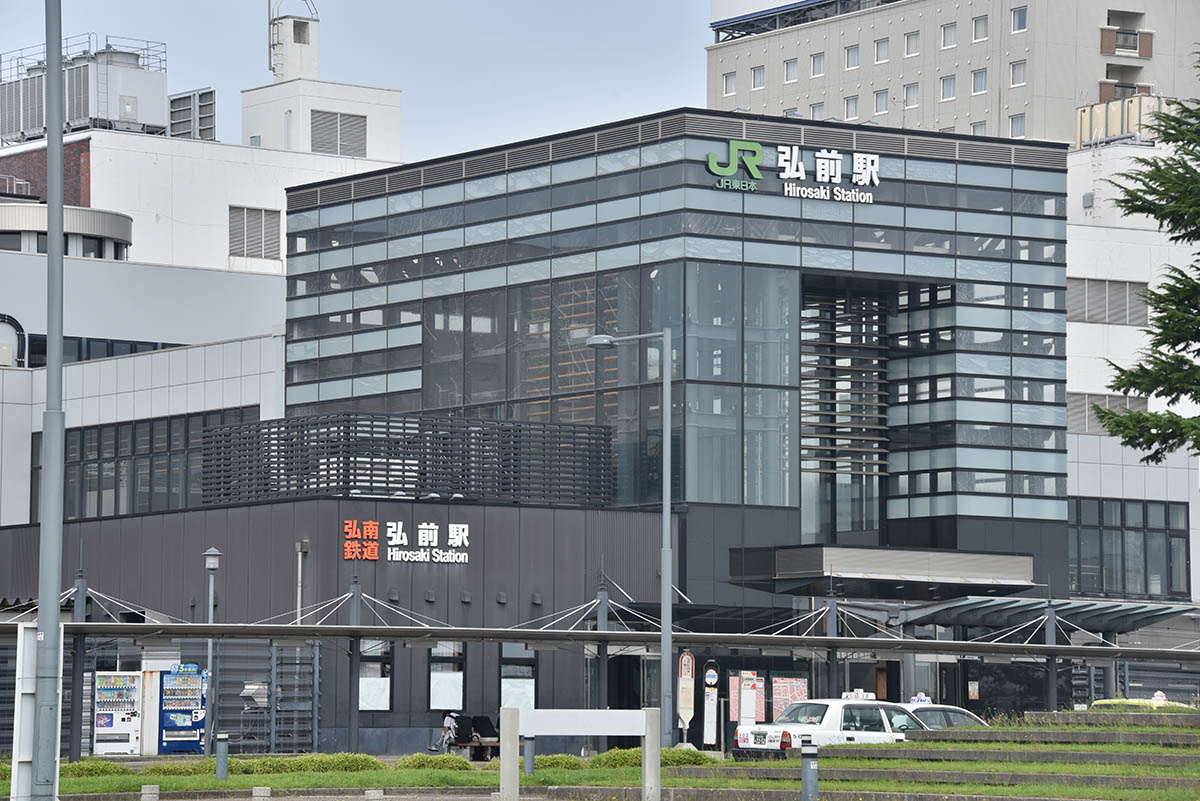 立派な駅舎が建つ弘前駅の城東口。駅前に商店などはなく、住宅街が広がる