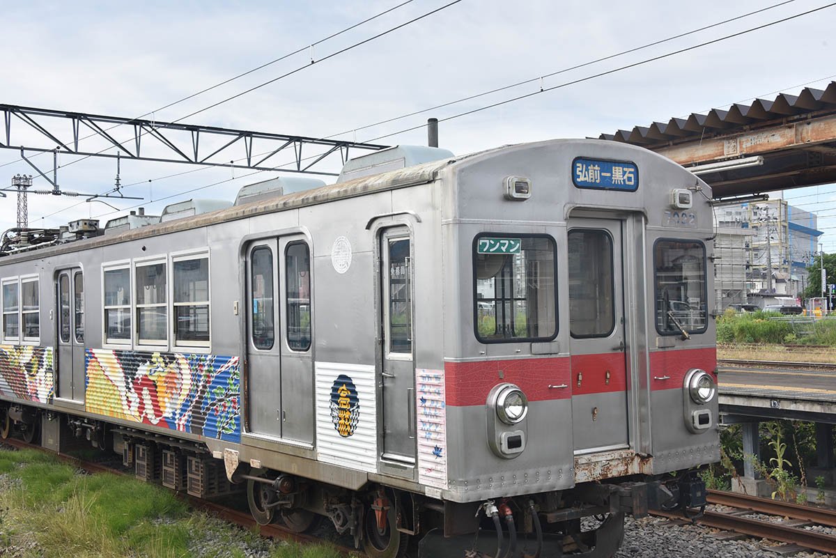弘前駅のホームに停車している弘南線の電車