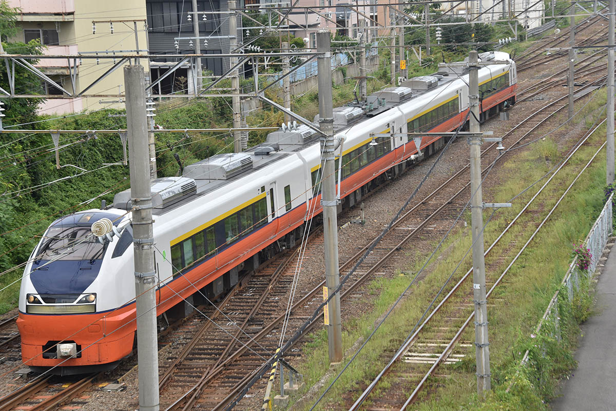 弘前駅はJR奥羽本線の特急列車も頻繁に発着している。