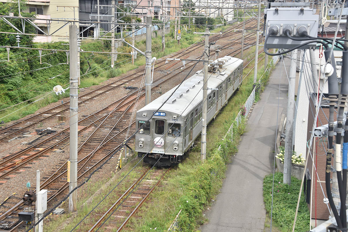 弘前駅-弘前東高前駅まで奥羽本線の線路と並走する弘南線の電車