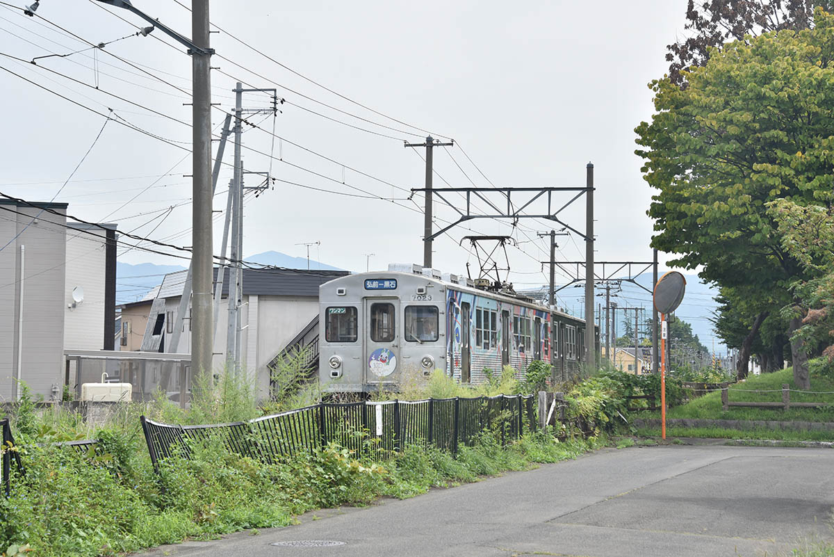弘前東高前駅-運動公園前駅間を走る弘南線の電車