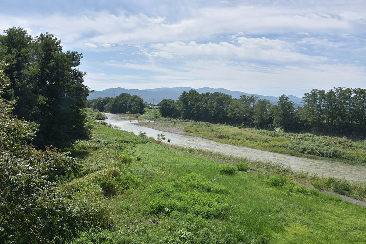 新里駅-館田駅間で平川を渡る