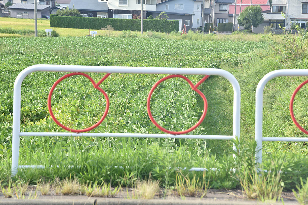 弘南線の沿線にはリンゴ畑が点在し、道路のガードレールもリンゴを模したデザインになっている