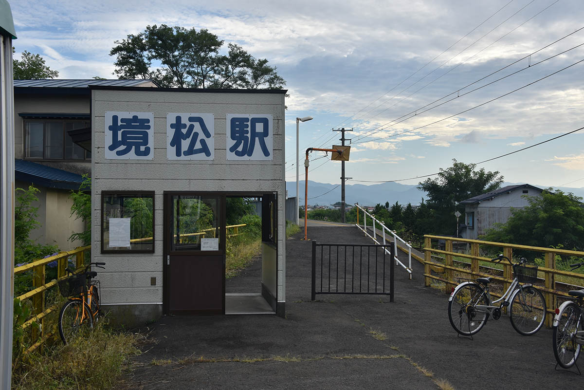 ポツンとした雰囲気を放つ境松駅