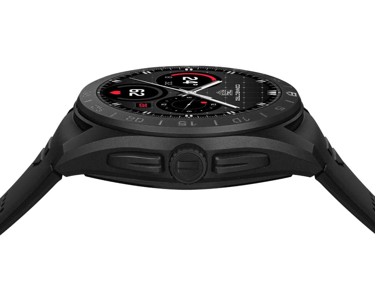 45mm、サンドブラスト仕上げにブラックDLCコーティングを施したチタン製