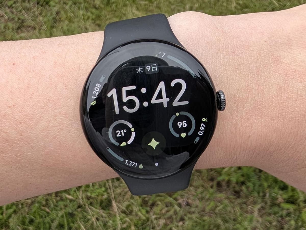 今回は「Pixel Watch 4」45mmモデル(カラーはObsidian)のレビューをお届けします