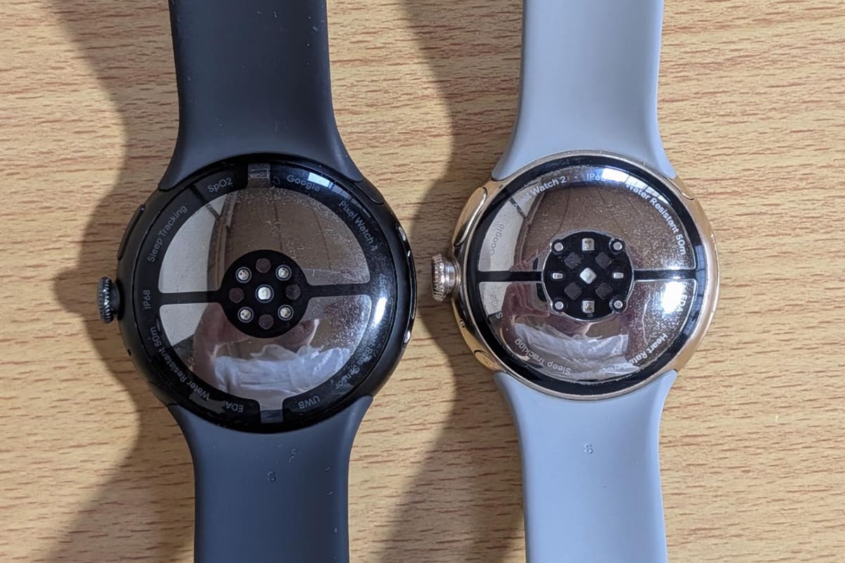 同じく裏面を比較。中央の部分が緑色に光って脈拍を検知する点は同じですが、デザインは違います。Pixel Watch 2の充電端子はこの面にあり