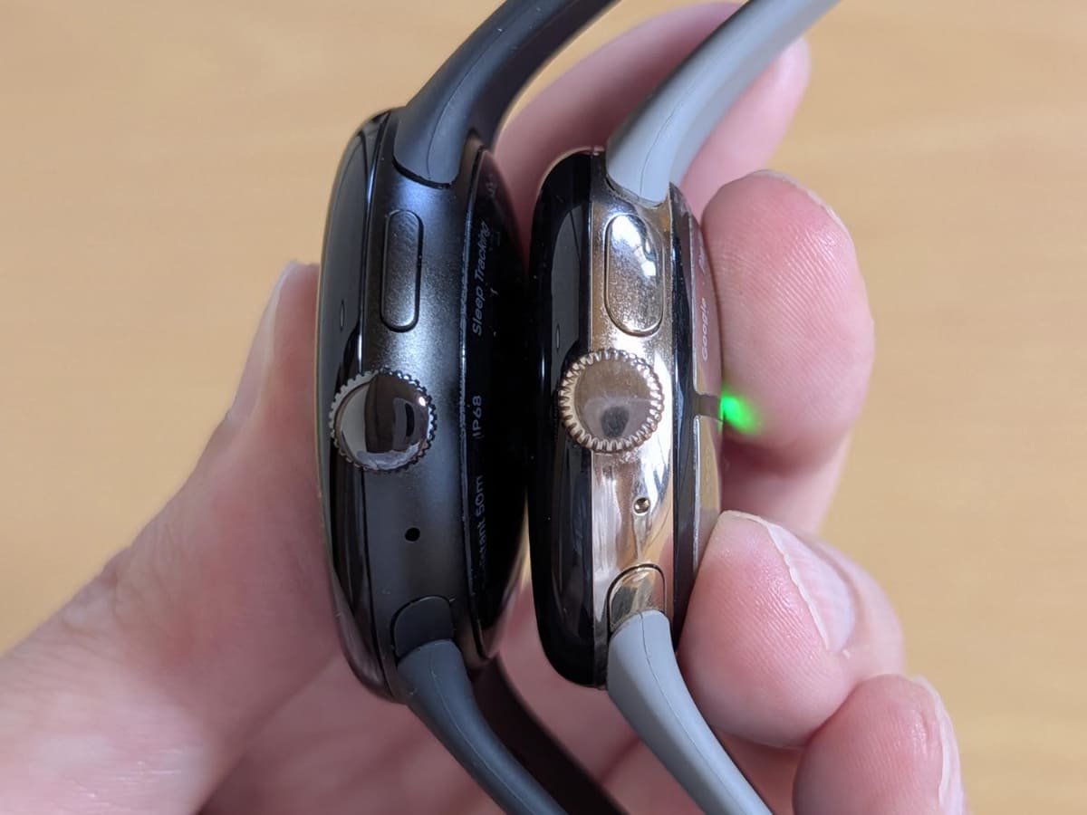 側面から見ると、本体ケースの色味の違いがはっきり分かります。こちらはリューズ側