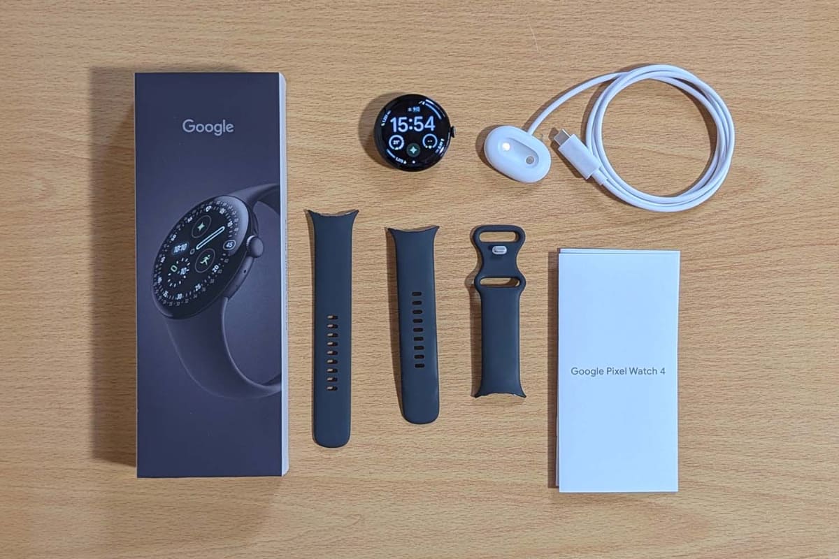 パッケージとおもな付属品。バンドはサイズの異なる2種類が同梱