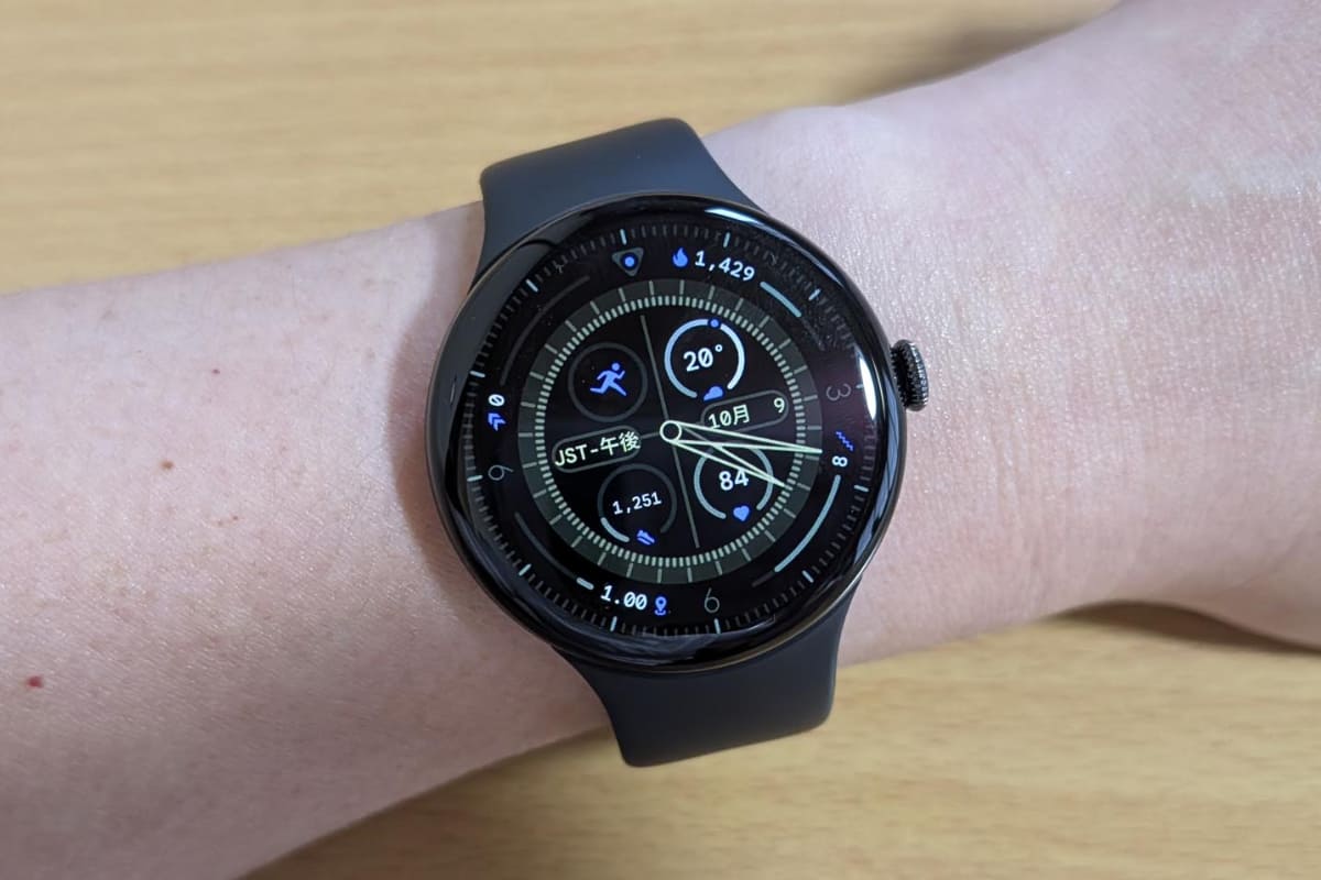 対する常時表示の状態。明るさが抑えられ、表示情報の更新頻度などが下がります。最も顕著な違いは、秒針の非表示化