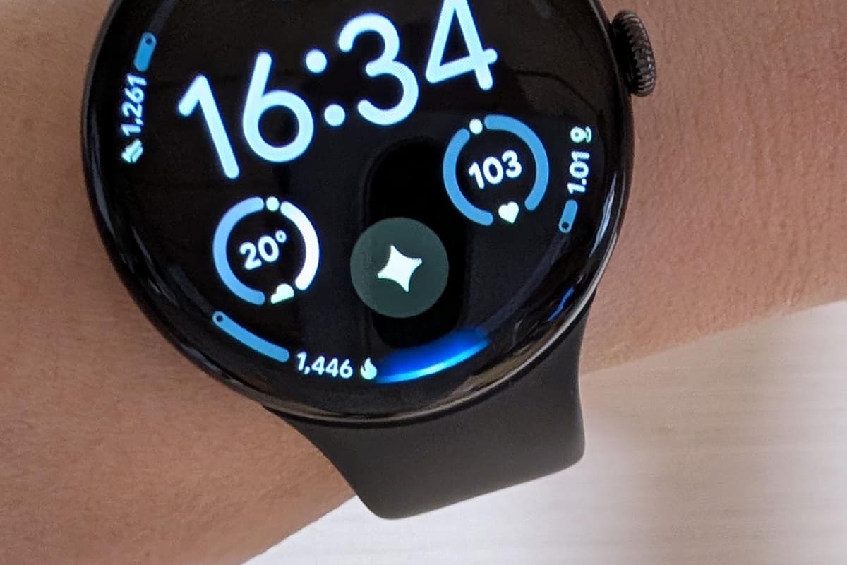 手をあげたことが検知されると、数秒だけ画面下部に青いラインが出ます。この間に話かければOK。誤検知されても、黙っていれば基本的にはスルーされて終わりです