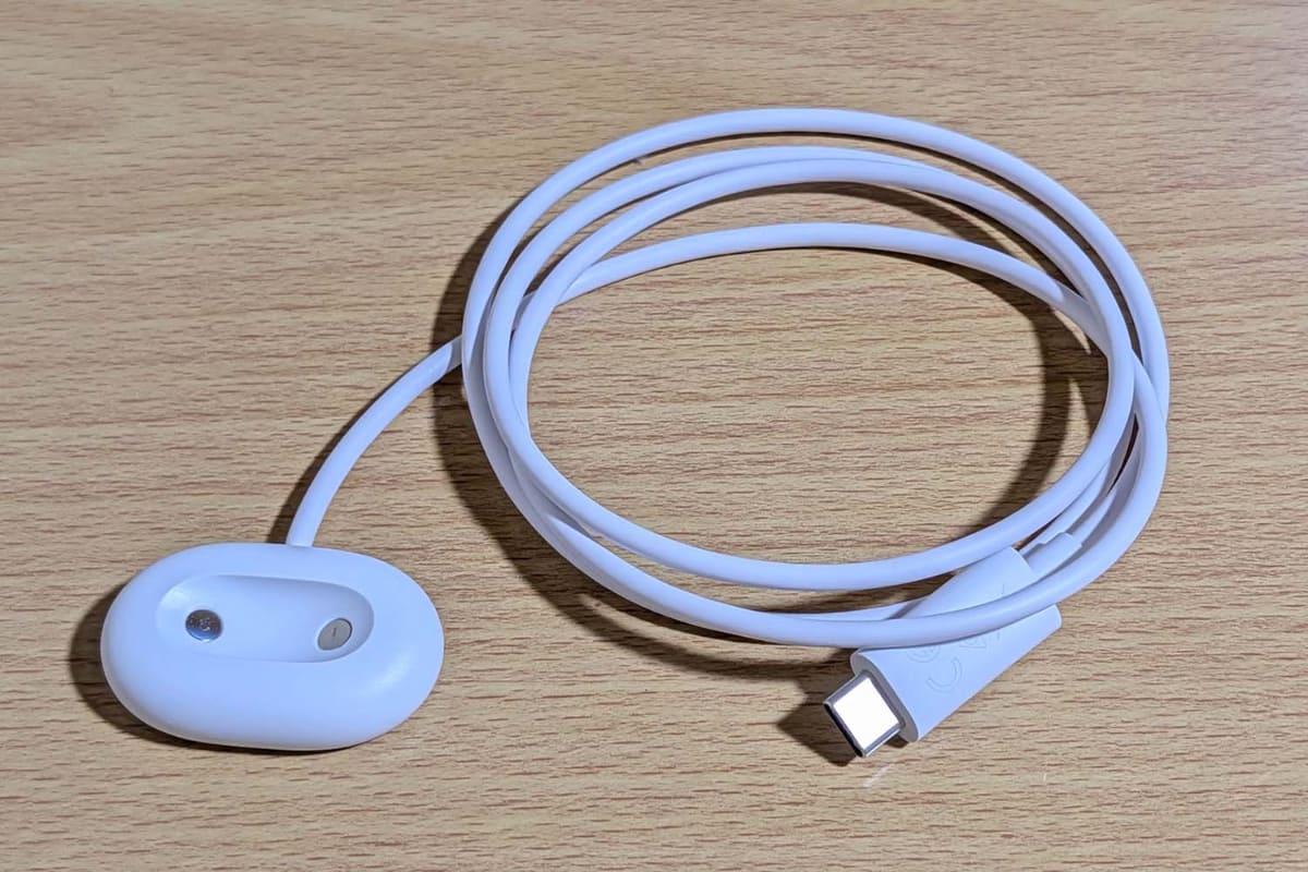 Pixel Watch 4の専用充電アダプター。USB Type-C充電器が別途必要です
