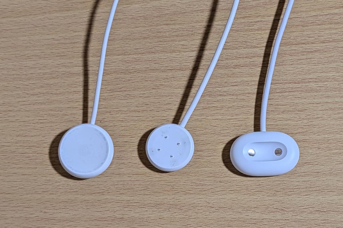 左からPixel Watch初代、2、4の充電アダプター。この時代、同系列の製品であれば付属品には一定の継続性を求めたいところです