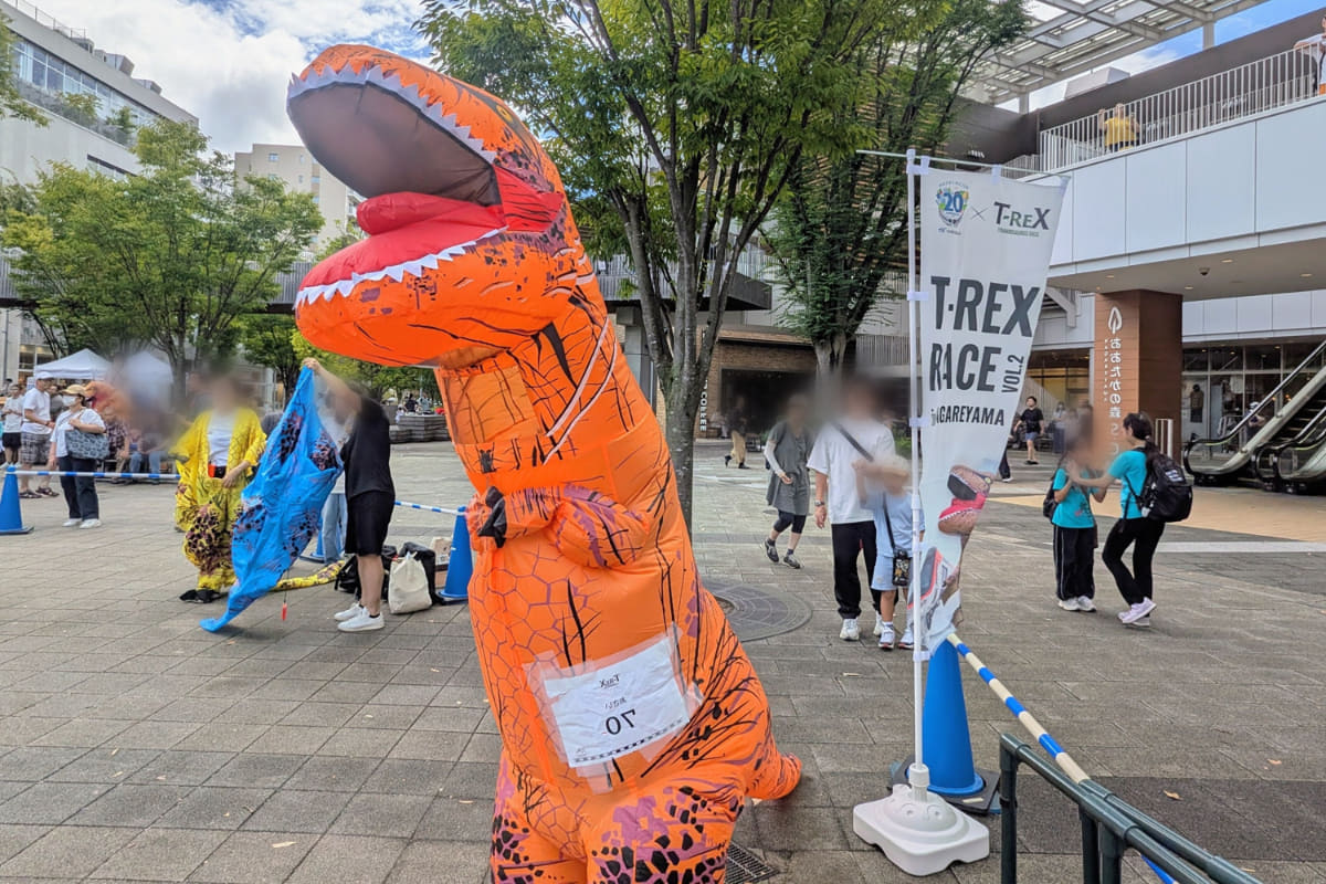 購入したティラノサウルススーツ。カラーはオレンジ