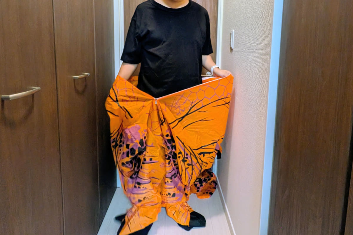 腹部のファスナーを開いて中に入る