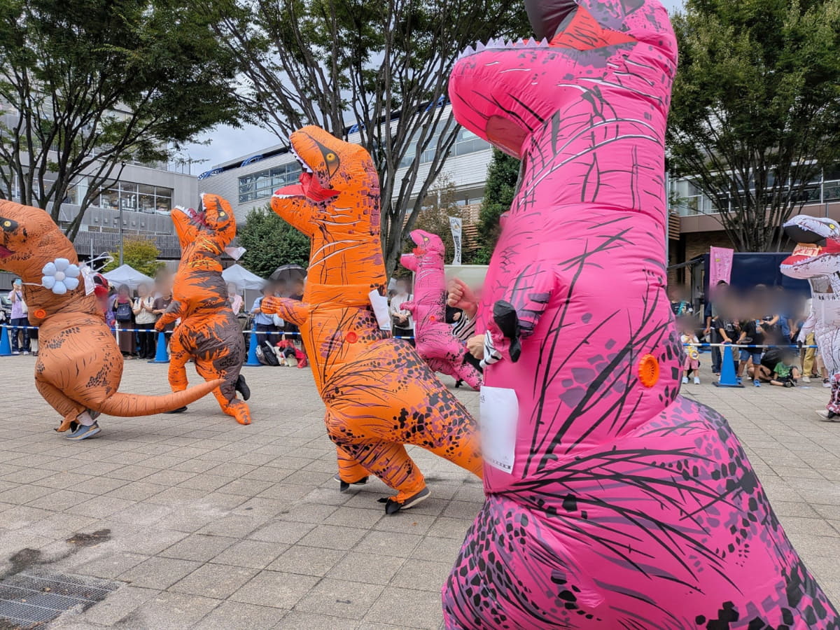 目の前をぴょこぴょこ動きながら駆け抜けるティラノたち