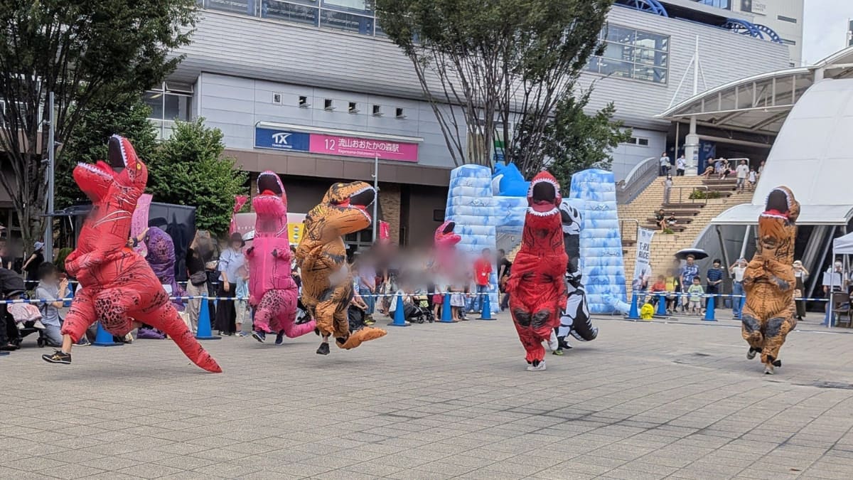 とはいえ、成獣オスのレースはスピード感と迫力があり、転倒するティラノも多かったです