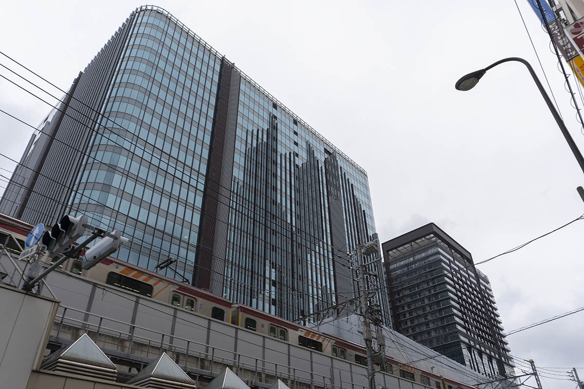 OIMACHI TRACKSの南側の足元には東急大井町線が通っており、線路の高架下や南側にも市街地が形成されている