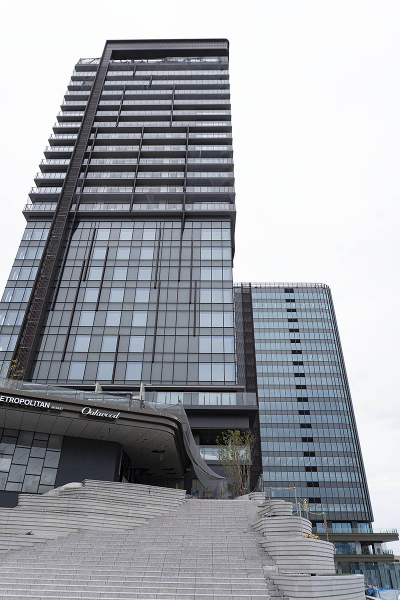 STATION PLAZAから見たホテル・住宅タワー(左)とオフィスタワー(右)