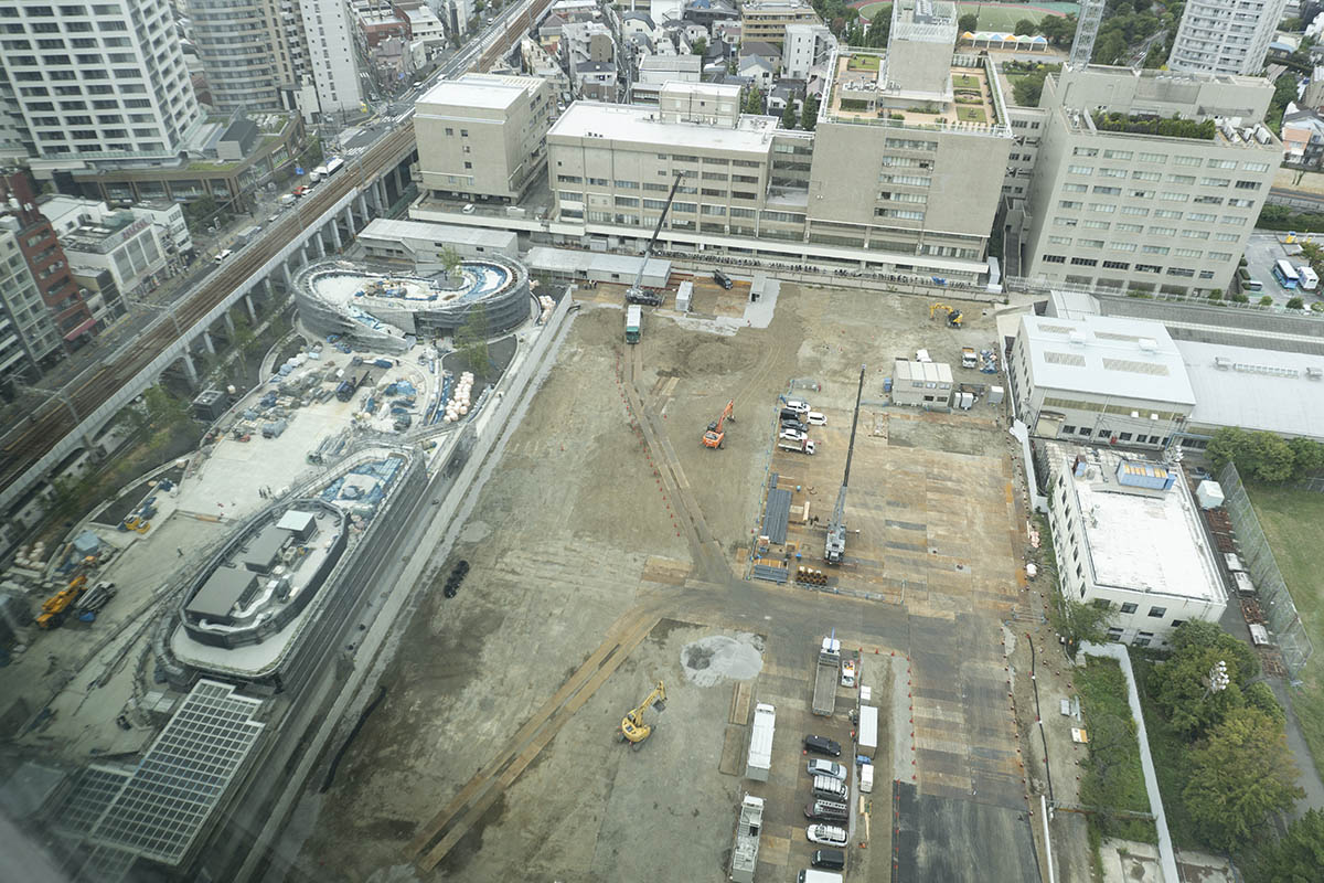 オフィスタワー22階から見たTRACKS PARK周辺。写真左がTRACKS PARK、上が現在の品川区庁舎、右の更地が新庁舎計画地