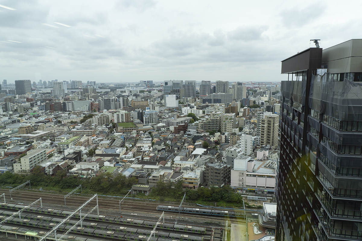 オフィスタワー22階の東方向の眺望。写真右手前にある建物がホテル・住宅タワー