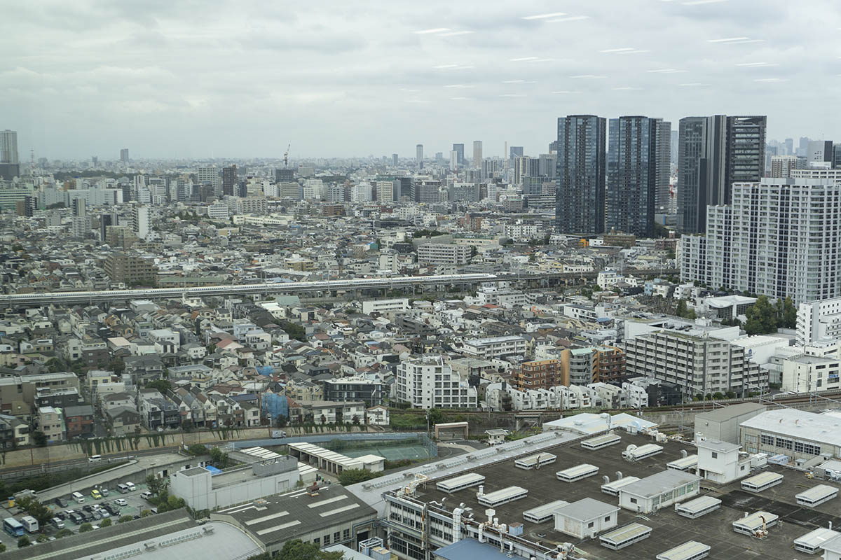 南方向の眺望。写真右側のビル群は大崎駅周辺。新幹線が走る様子も見える