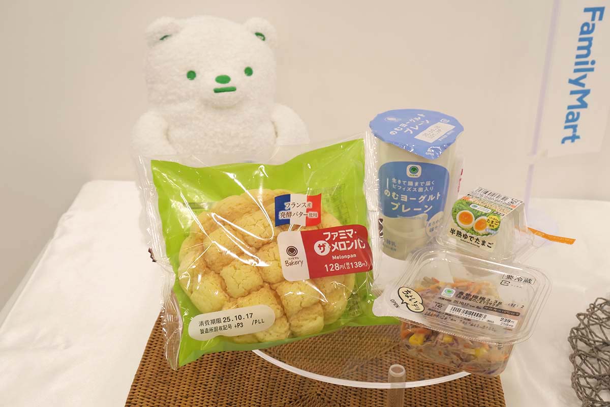 メロンパンやゆでたまごを組み合わせた「菓子パン朝食セット」