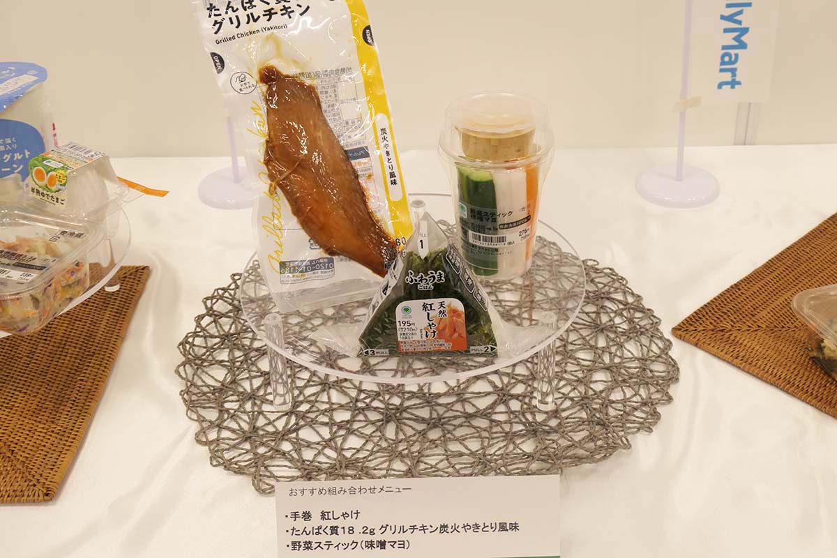 炭水化物、タンパク質、野菜をバランスよくとれる「忙しい時のワンハンドセット」。紅しゃけおにぎり、グリルチキン、野菜スティックを組み合わせた