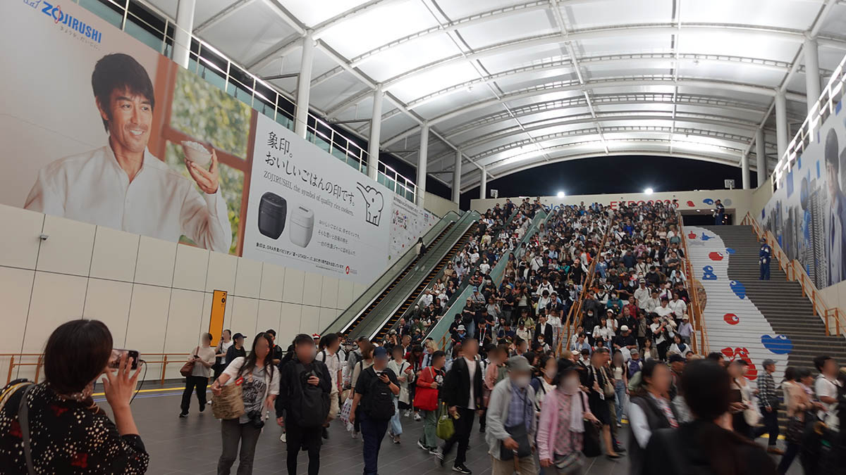 夢洲駅構内。左の看板を目印に「阿部寛前集合」という言葉も生まれた