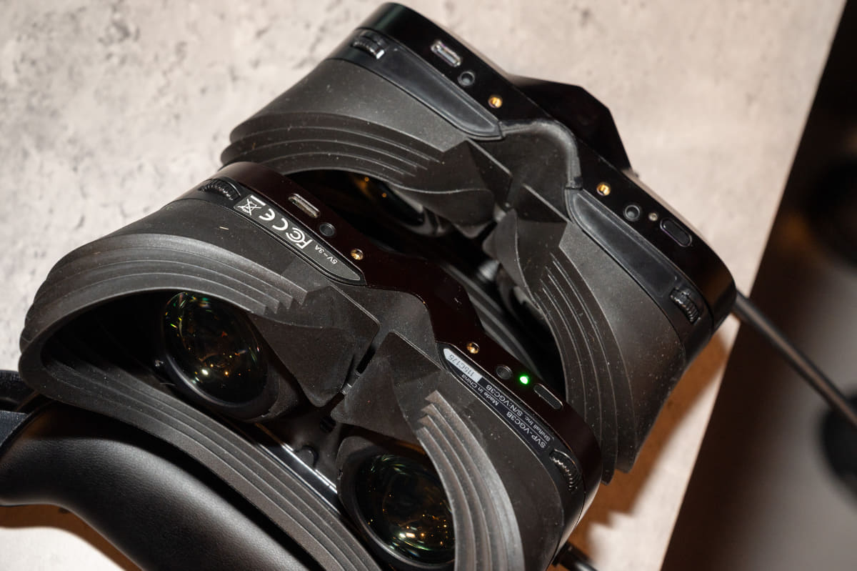 手前が前モデル、奥が新モデル