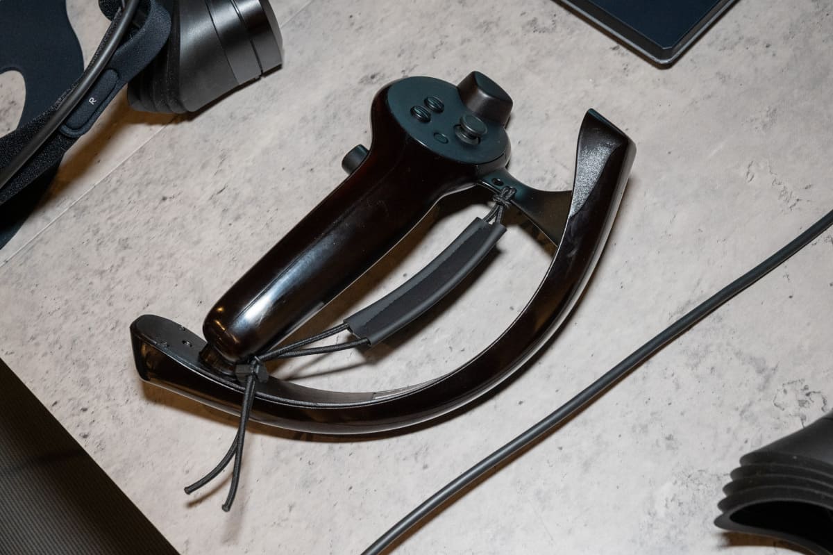 同時発表の汎用VRコントローラー「GripVR」　※表面処理が製品版とは異なるプロトタイプ